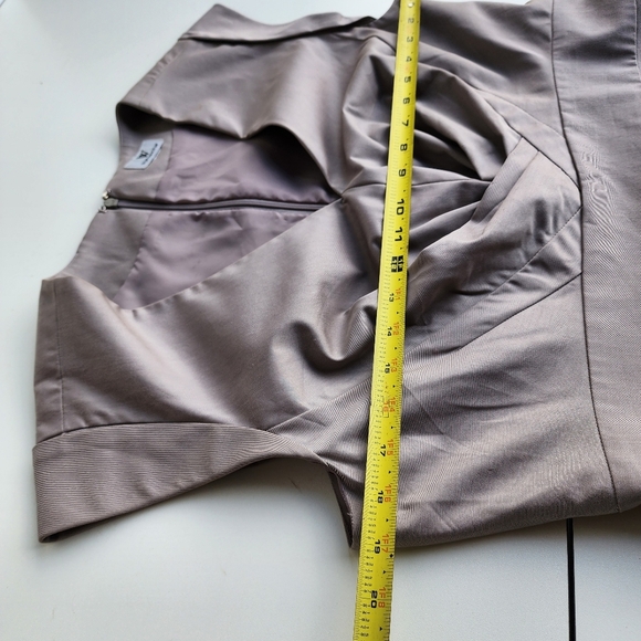 NWOT Worthington Dress 12 Sheath Short Cap Sleeve Twill VNeck Stretch Tan Career - Picture 7 of 16